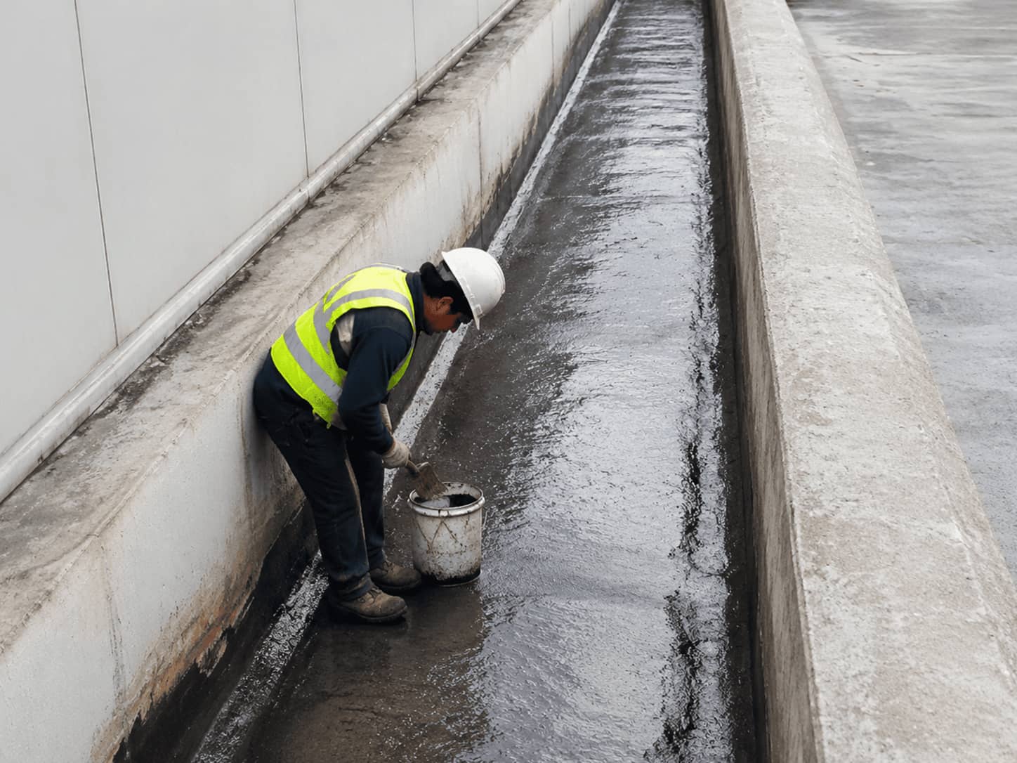 Técnico revisando una cubierta para aplicar un sistema de impermeabilización en Alicante