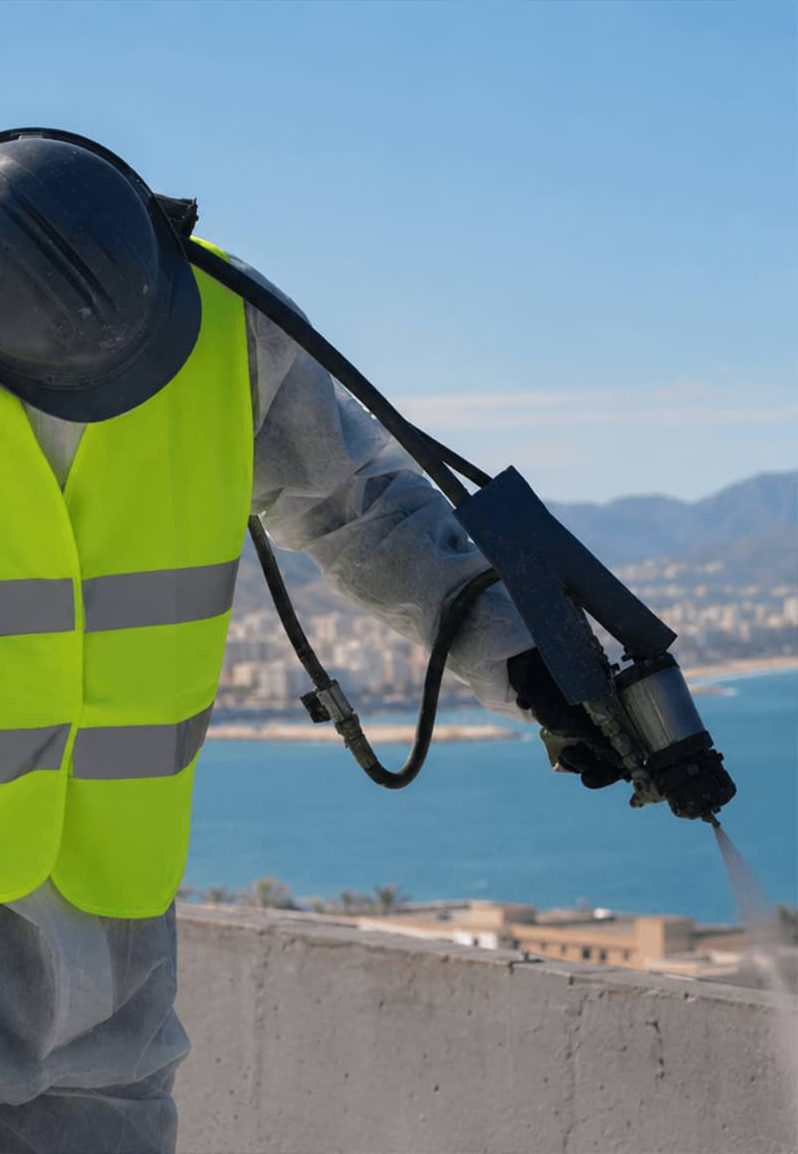 Aplicación de tratamiento impermeabilizante en una terraza de Alicante