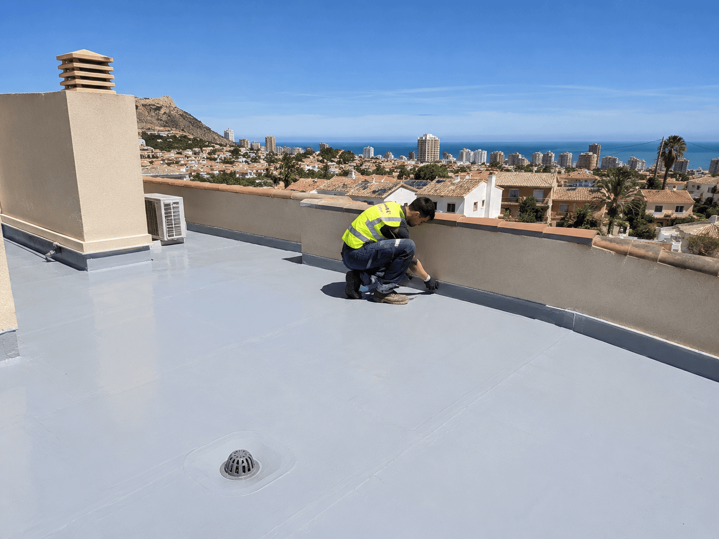 Operario finalizando la impermeabilización de una terraza en una vivienda de Calpe