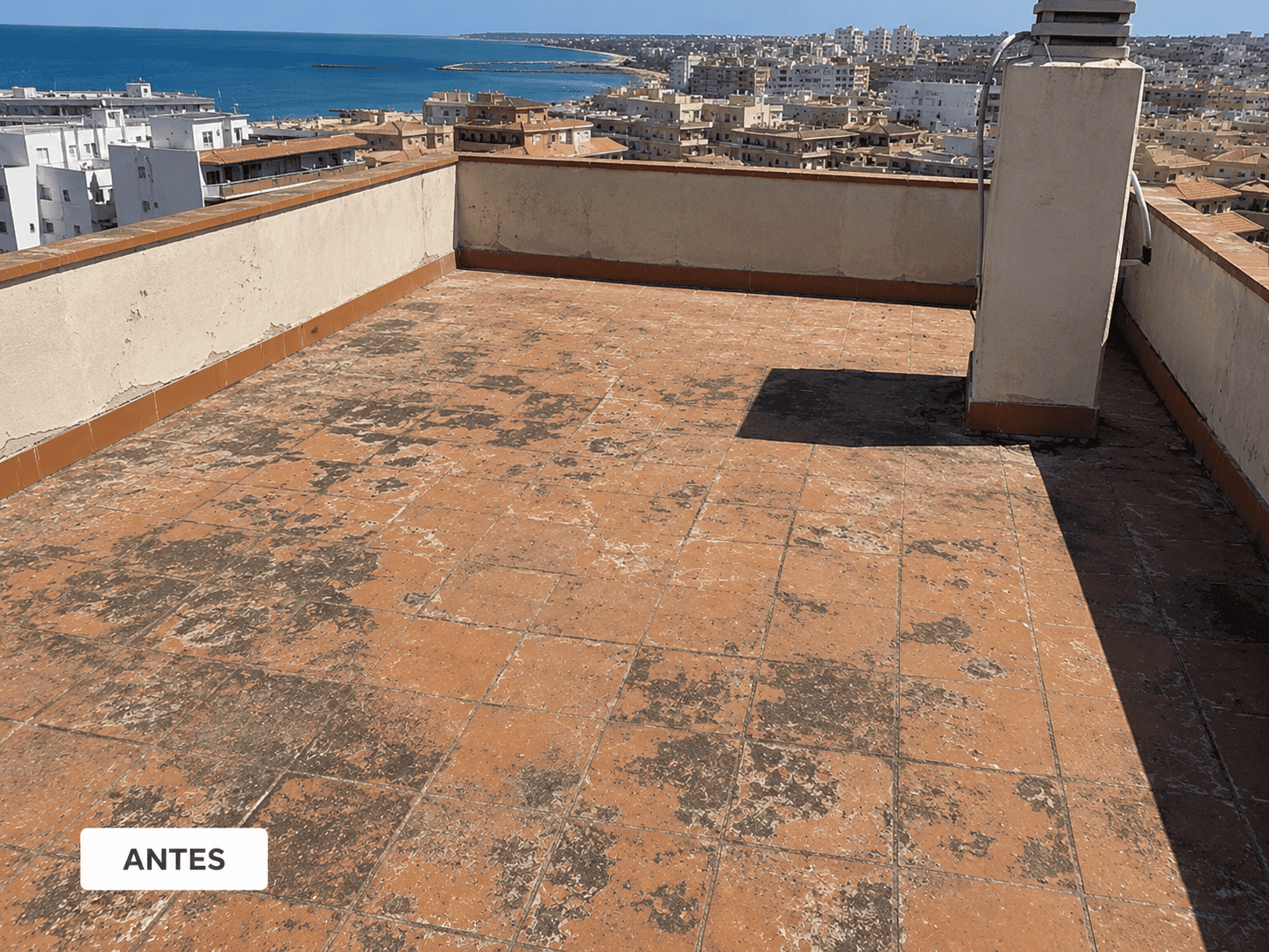 Terraza deteriorada antes de los trabajos de impermeabilización en Torrevieja